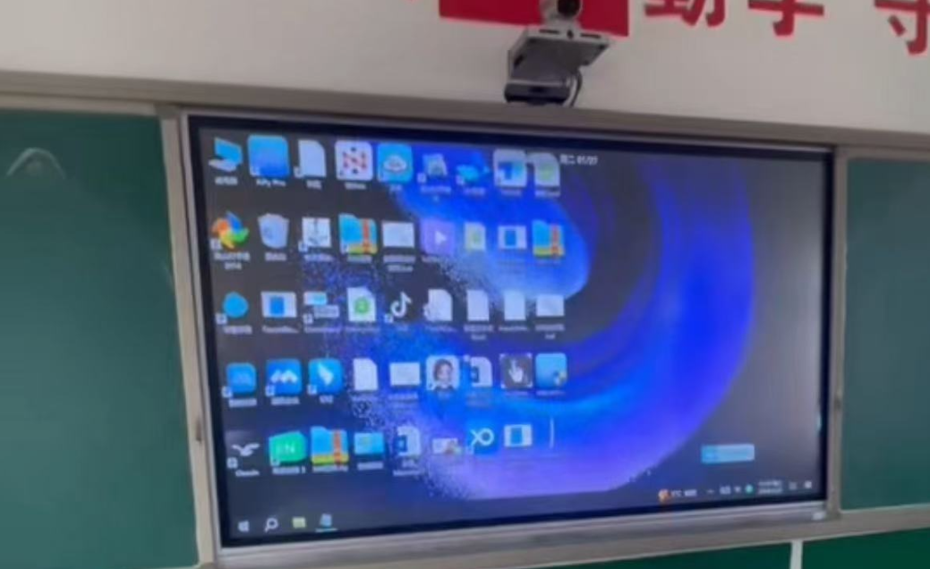 Màn hình điện tử lớp học bị chạm nhầm làm khổ